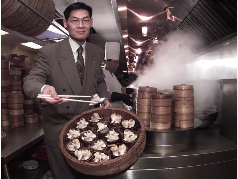 Vancouver's Beloved Floata Seafood Restaurant Serves Final Meal After 30+ Years