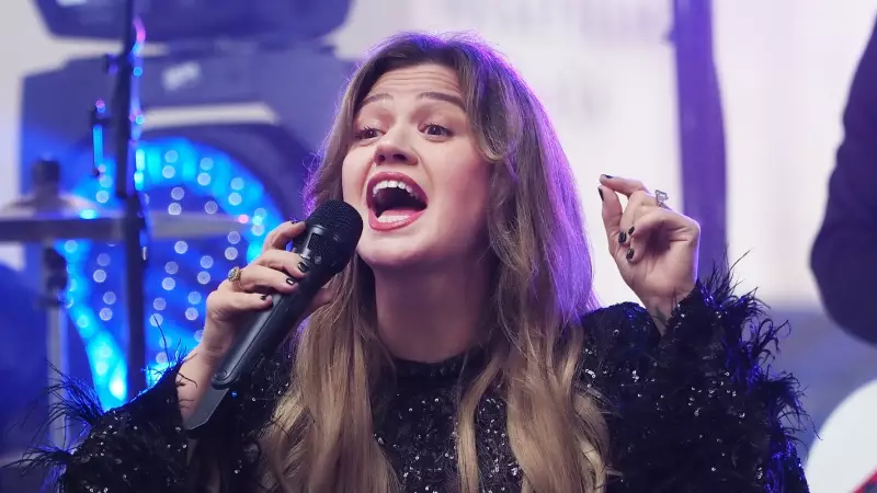 Kelly Clarkson Shuts Down Manager Who Demanded Boob Job