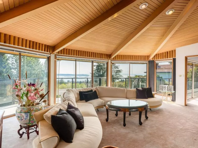 West Vancouver Home Sells for $3M with Panoramic Views