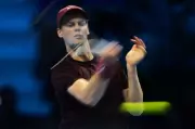 Jannik Sinner defeats Auger-Aliassime in ATP Finals opener