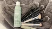 This EcoTools Cleaner Transforms Dirty Makeup Brushes Like Magic | Beauty Hack