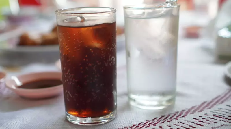 7 Restaurant Habits That Instantly Reveal You're an American Tourist