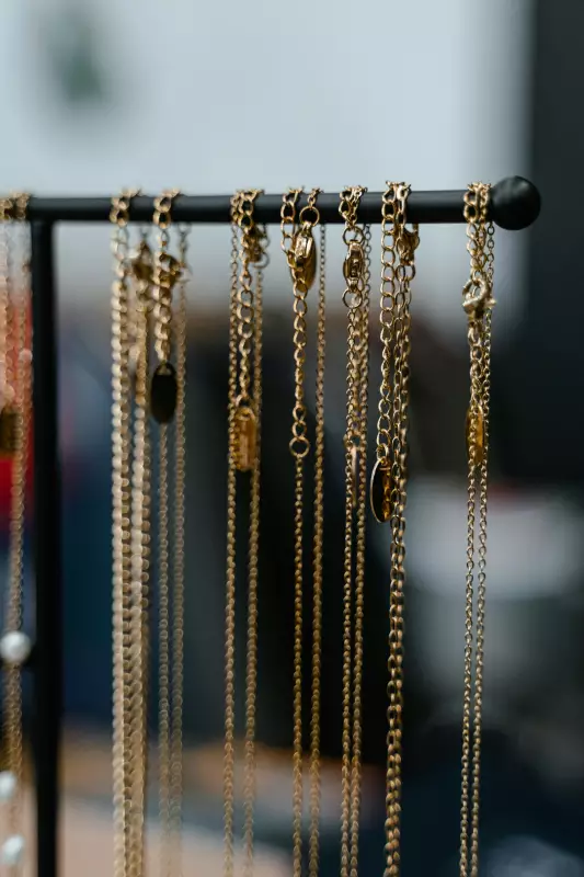 Gold Necklace Stolen in Guelph Distraction Theft, Police Investigating
