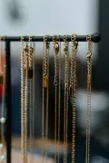 Gold Necklace Stolen in Guelph Distraction Theft, Police Investigating