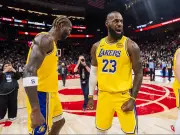 LeBron James Ends Scoring Streak with Selfless Pass, Praises Toronto Fans