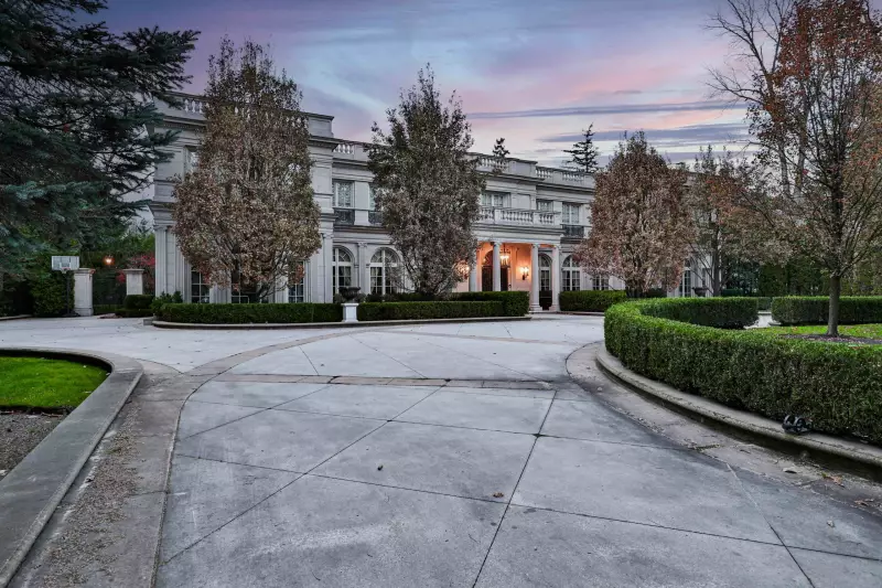 Canadian Luxury Real Estate Shifts: Prices Hold as Markets Diverge in 2025