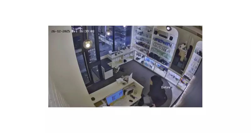 Montreal Boutiques Targeted: Thief Distracts Staff, Steals Cash Registers