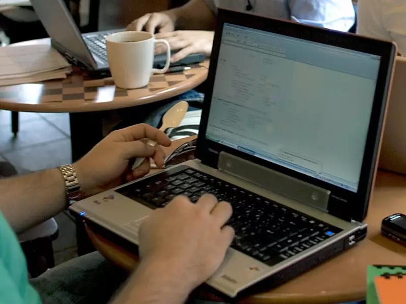 Montreal Café Culture Clash: Readers Call for Time Limits on Student Study Sessions