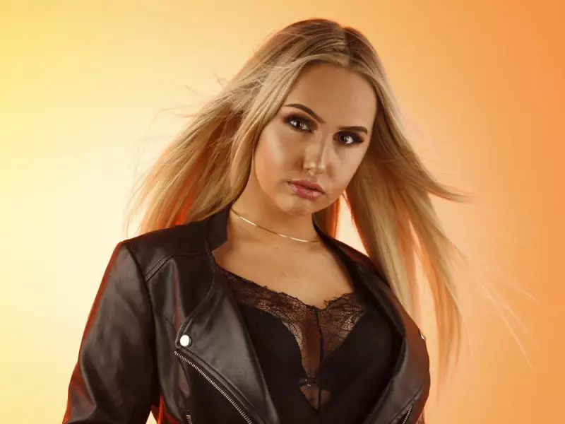 SUNshine Girl Sunny: Toronto's Green-Eyed Beauty & Makeup Artist