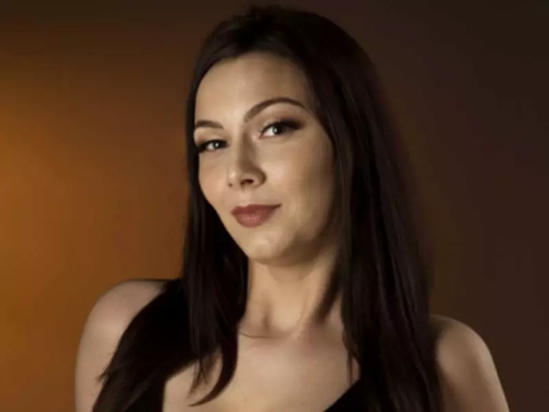 Toronto Sun's SUNshine Girl Michelle Featured in Exclusive Photo Gallery