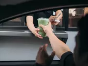 Dear Abby: Tipping Culture Debate Intensifies as Patrons Question Drive-Through Gratuities
