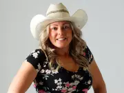 Meet SUNshine Girl Kate: A 5'6