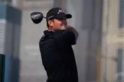 Patrick Reed Holds Lead at Dubai Desert Classic, Rory McIlroy Chasing