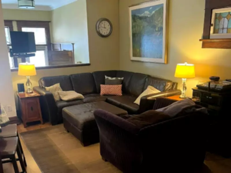 Designing for Space: How Minimal Furniture Transforms Narrow Living Rooms