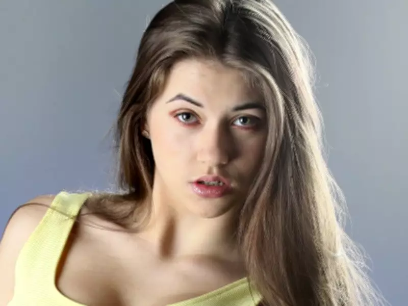 Toronto's SUNshine Girl Lindsay: Soccer, Painting & Dirt Bike Enthusiast