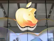 Apple Outperforms Tech Stocks Amid AI Market Volatility, Reaches $4 Trillion Valuation