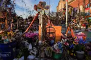 Minneapolis Debates Fate of Streetside Memorials for Two Killed by Federal Officers