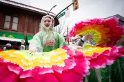 Three Sisters Honor Mother's Legacy at Vancouver's Lunar New Year Parade