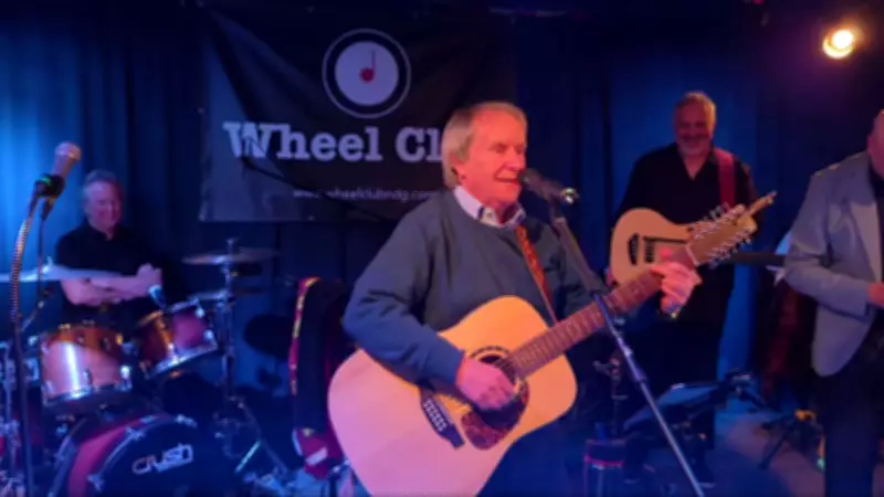 Chris de Burgh Delivers Surprise Performance at Montreal's Wheel Club in NDG