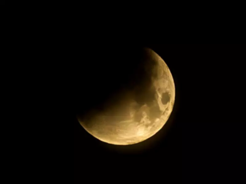 Montreal's Blood Moon Eclipse: Earth's Shadow Creates Spectacular Lunar Event