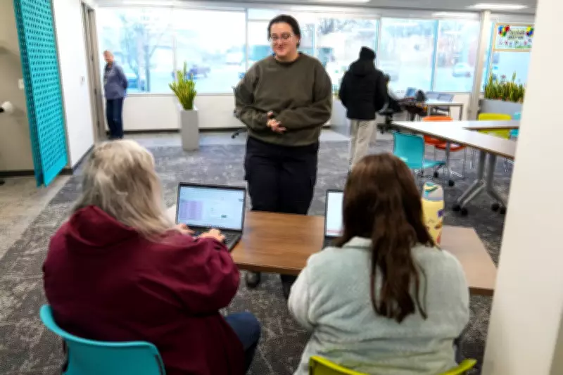 U.S. TSA Officers Struggle Financially Without Pay, Rely on Food Banks