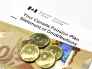 Ontario Couple in Their 50s Weighs RRSP vs CPP for Early Retirement Planning
