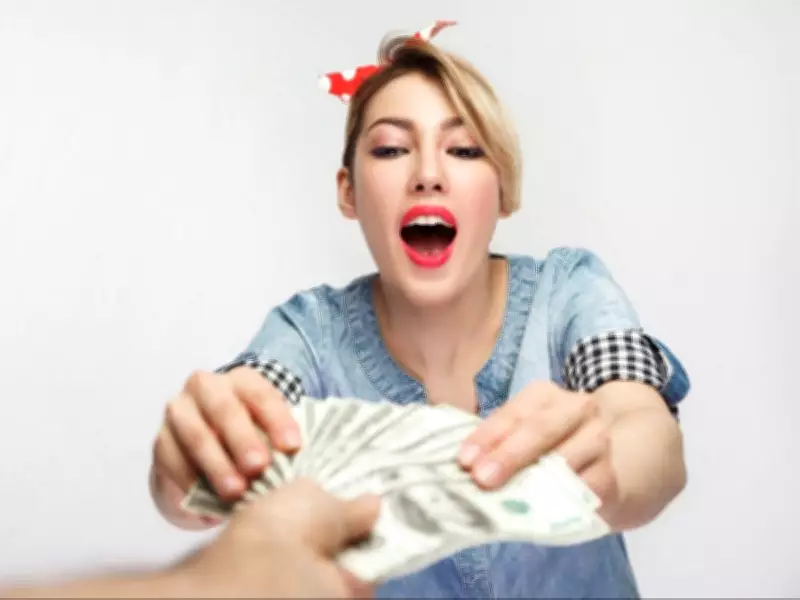 Dear Abby: Father Contemplates Closing 'Bank of Daddy' Amid Daughter's Financial Struggles