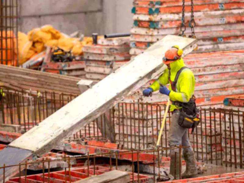 Economists Dismiss Bank of Canada Rate Hike Bets Amid Sluggish Job Market