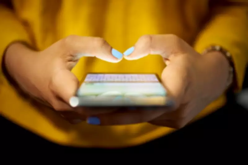 Study Finds Texting a Stranger Reduces Loneliness More Than AI Chatbots