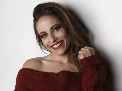 SUNshine Girl Shaelynn: A 2017 Feature on Aspiring Flight Attendant