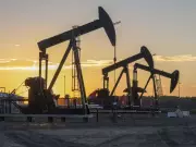 Canadian Oil Refiners Profit as Airlines Cut Flights Amid Fuel Crisis