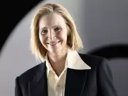 Lisa Kudrow Criticizes Modern Sitcoms for Fear of Uncomfortable Jokes