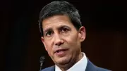 Senate Panel OKs Kevin Warsh as Fed Chair on Party-Line Vote