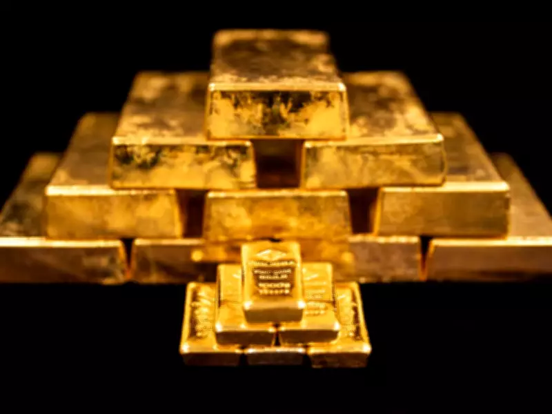 Gold Falls as Gulf Strikes Cloud Interest Rate Outlook