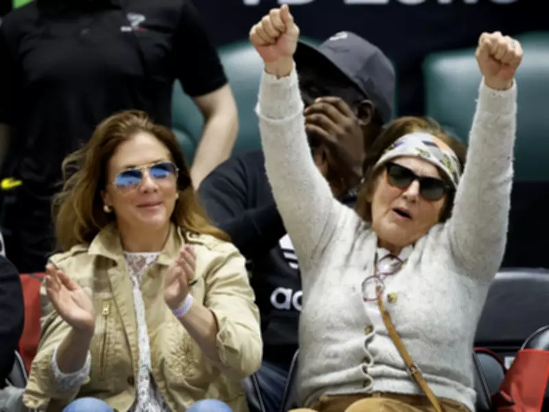 Margaret Trudeau, Sophie Grégoire attend Xavier Trudeau's halftime show