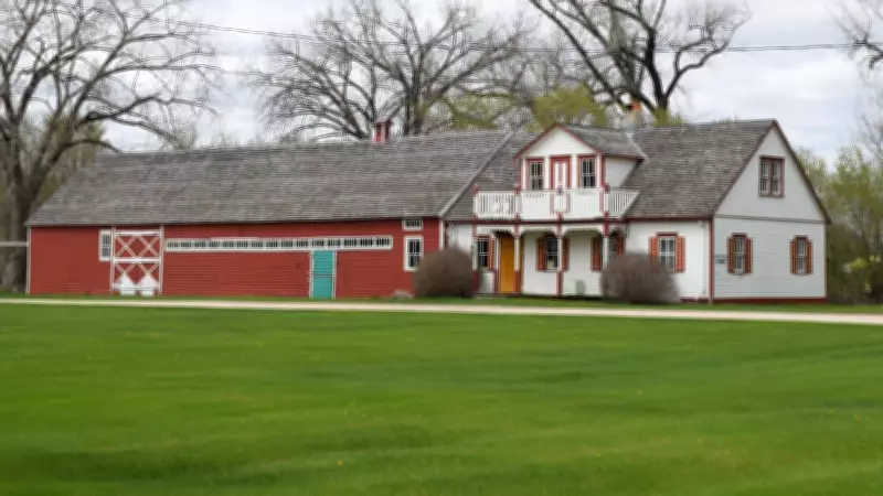 Mennonite Housebarns of Manitoba: Vanishing Heritage