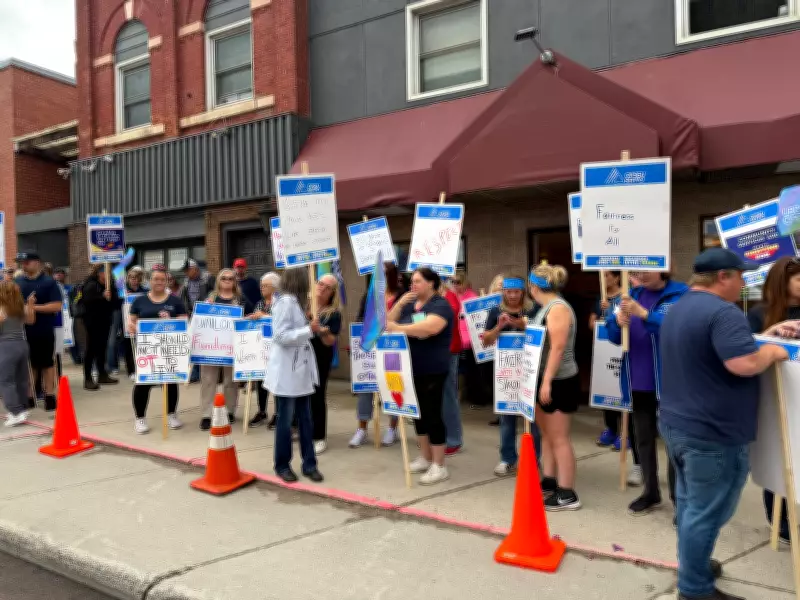 Renfrew Social Workers Strike for Higher Pay