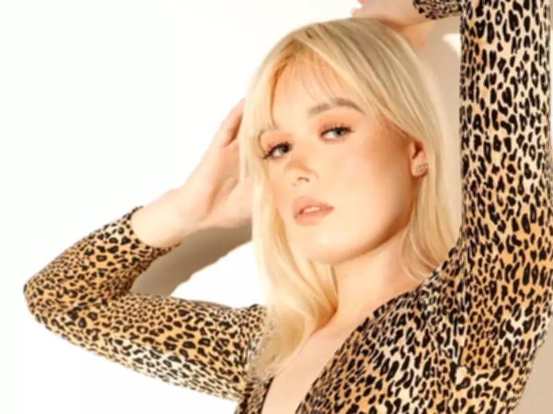 SUNshine Girl Erin: Aspiring Model and Drake Fan Measures 5'10"