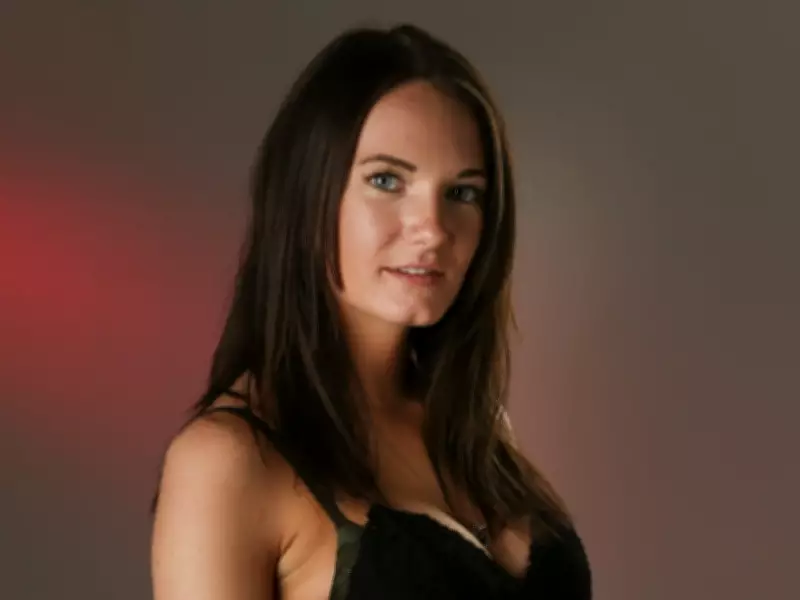 SUNshine Girl Jessica: Blue-Eyed Aquarius Loves Cats and Hockey