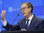 Central Bankers Navigate Inflation Risks Amid Economic Momentum Challenges