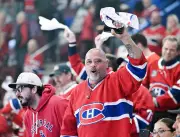 Montreal fans sing U.S. anthem after mic fails at Canadiens playoff game