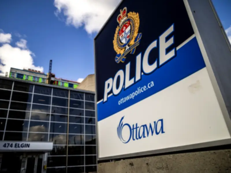 18-Year-Old Arrested at Rideau Centre with Replica Gun and Knife