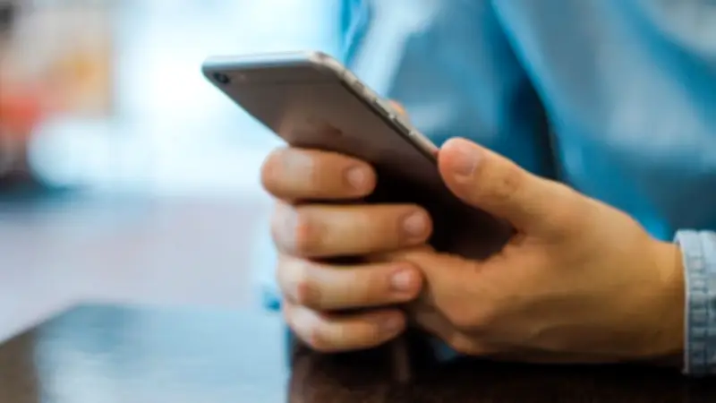 Afghan Government Staff Abandon Smartphones After Taliban Order