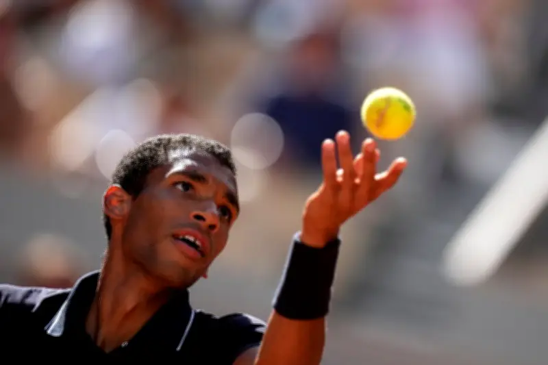 Auger-Aliassime reaches French Open quarterfinals in wide-open draw