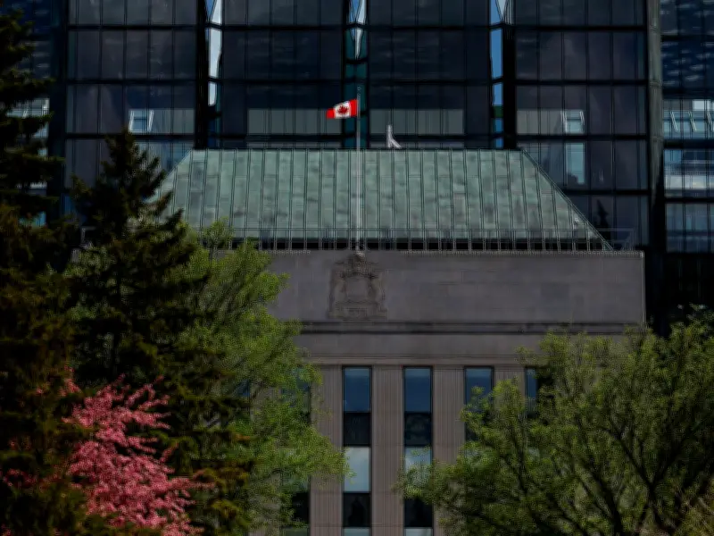 Bank of Canada Faces Dilemma: Weak Economy vs Rising Inflation