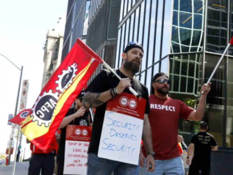 Bank of Canada locks out security officers in labour dispute over concessions