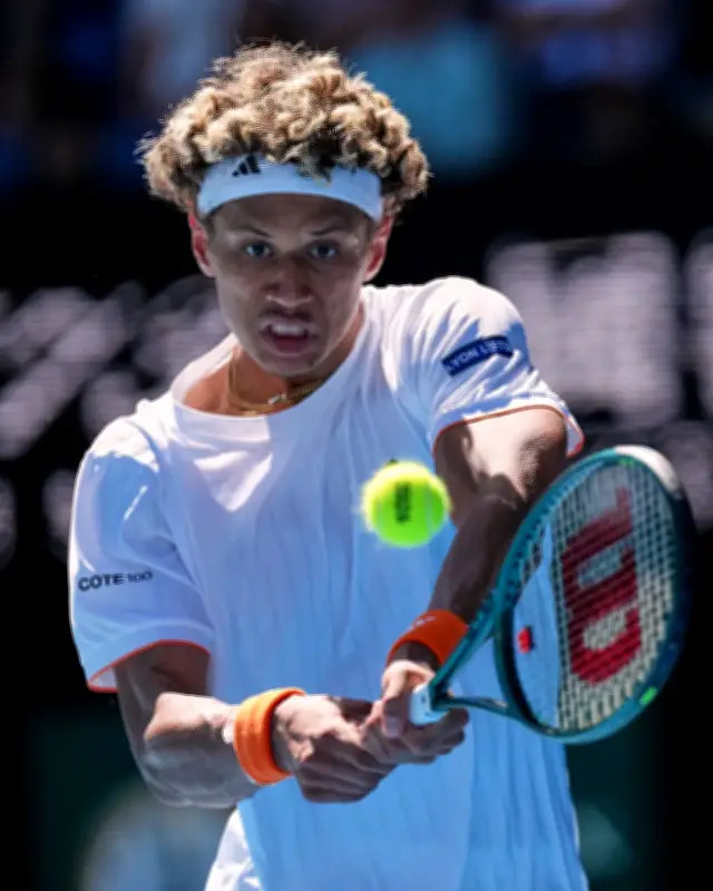 Diallo reaches Eastbourne quarterfinals with three-set win over Etcheverry