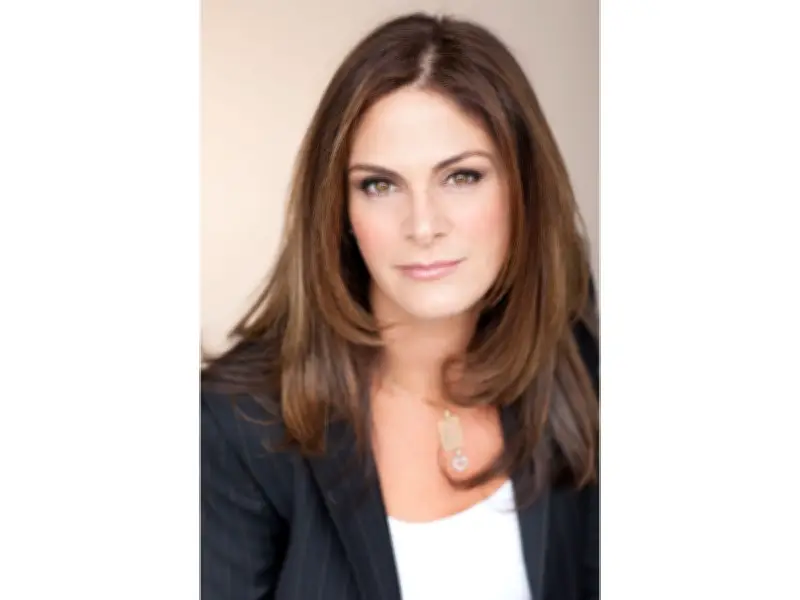 Lainie Etzioni Launches The Unbecoming Method for Women's Transformation