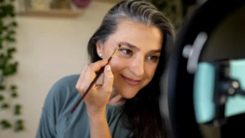 Makeup Tips for Youthful Glow in Your 40s and 50s