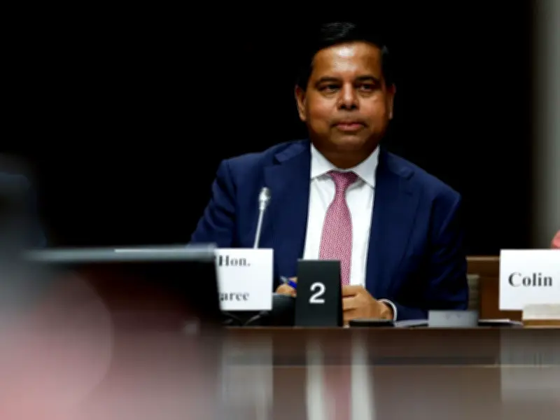 Minister refuses to split lawful access bill amid Conservative pressure